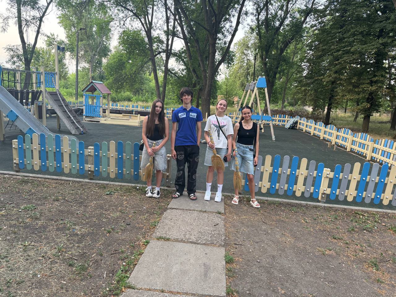 Уборка детской площадки 🧹🪚🛠️.