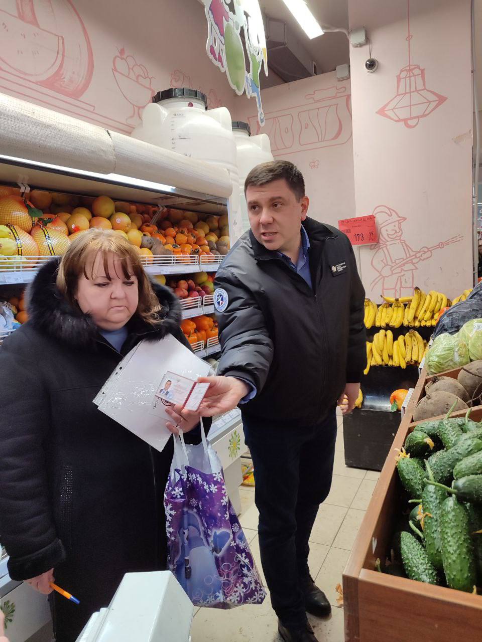 Приезд Сергея Яроша в Иловайск завершился рейдом в семейном супермаркете «Молоко», который посетили совместно с представителями администрации городского округа Иловайск и Иловайского городского совета..