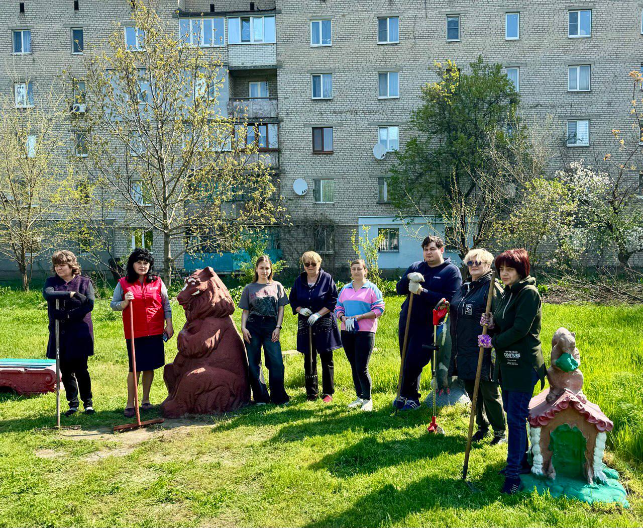 ✅ Коллектив Иловайской городской библиотеки  присоединился к наведению порядка и чистоты в рамках Всероссийского субботника..
