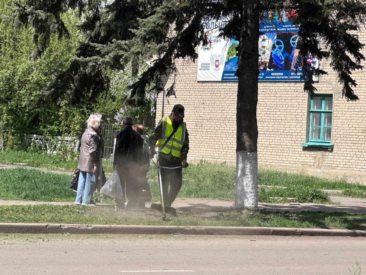 МУП БИОН начали работы по покосу сорных и карантинных трав..