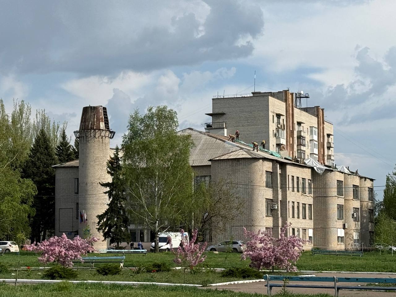 🏗В городском округе Иловайск продолжаются работы по ремонту кровли по адресу: ул. Шевченко, д. 78..