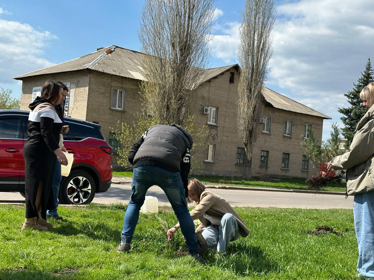 Озеленение округа продолжается🌳.