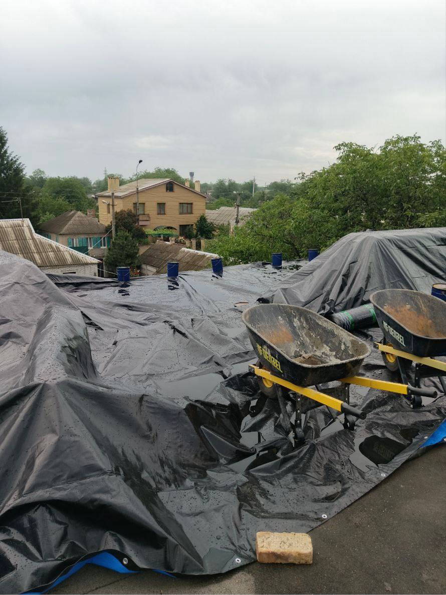 🏗В городском округе Иловайск подрядной организацией шеф-региона Нижегородской области продолжаются работы по капитальному ремонту  кровли в ГКДОУ №17 «Теремок». .