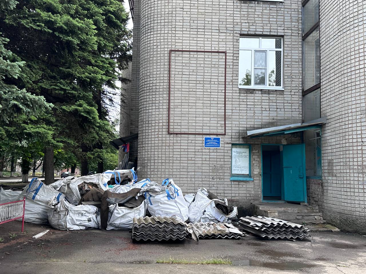 Специалисты  шеф-региона Нижегородской области продолжают работы по замене оконных блоков в городской библиотеке Иловайска по улице Шевченко..
