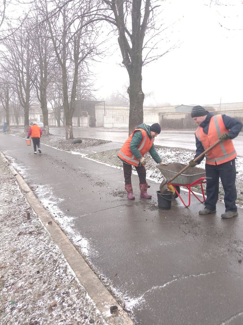 В городском округе Иловайск МУП БИОН производит работы по посыпке тротуаров центральных улиц..