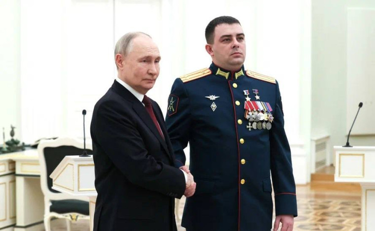 Президент вручил медаль «Золотая Звезда» уроженцу Иловайска, замкомандира прославленной 9-й бригады Андрею Николюку. Президент вручил медаль «Золотая Звезда» уроженцу Иловайска, замкомандира прославленной 9-й бригады Андрею Николюку.