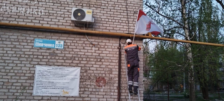 Специалисты региона-шефа доставили и начали монтаж праздничных элементов. . Специалисты региона-шефа доставили и начали монтаж праздничных элементов. .