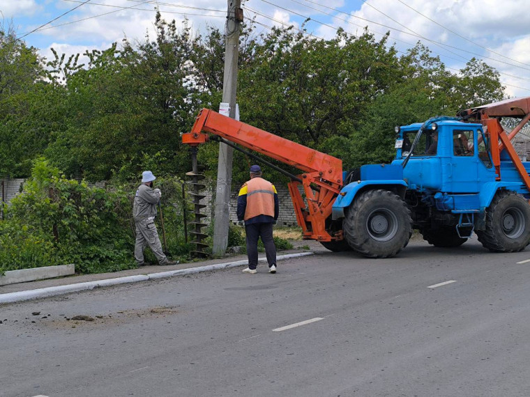 Администрацией городского округа Иловайск заключен договор с подрядной организацией в рамках которого производятся работы по замене аварийной опоры по ул. Первомайская.. Администрацией городского округа Иловайск заключен договор с подрядной организацией в рамках которого производятся работы по замене аварийной опоры по ул. Первомайская..