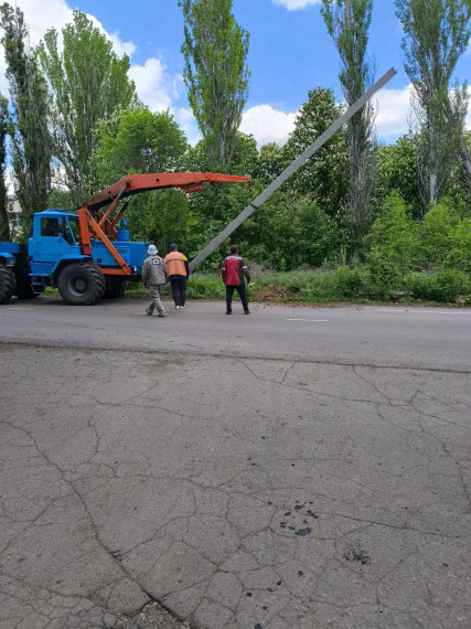 Администрацией городского округа Иловайск заключен договор с подрядной организацией в рамках которого производятся работы по установке дополнительных опор для освещения пер. Победы.. Администрацией городского округа Иловайск заключен договор с подрядной организацией в рамках которого производятся работы по установке дополнительных опор для освещения пер. Победы..