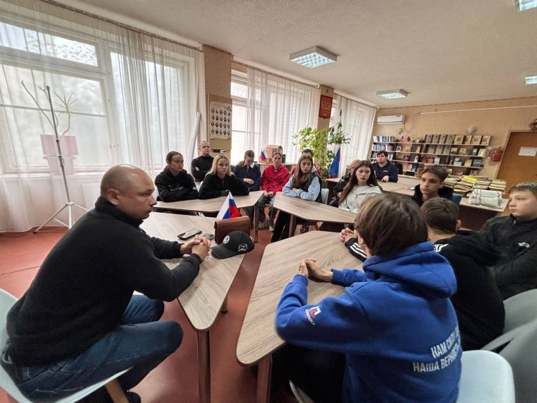Активная молодёжь Иловайска собралась на круглый стол с участием первого заместителя главы администрации Свердлова Михаила Николаевича. 🤝. Активная молодёжь Иловайска собралась на круглый стол с участием первого заместителя главы администрации Свердлова Михаила Николаевича. 🤝.