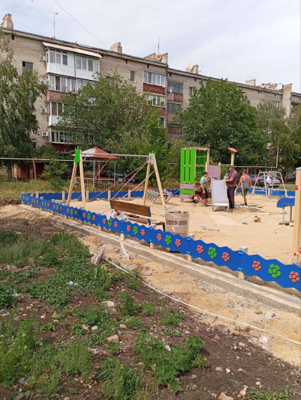 🏡Подрядной организацией шеф-региона Нижегородской области продолжаются работы по установке детской площадки в районе «Новых домов» по ул. Ярославского, д. 14.. 🏡Подрядной организацией шеф-региона Нижегородской области продолжаются работы по установке детской площадки в районе «Новых домов» по ул. Ярославского, д. 14..
